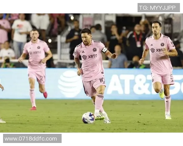 足球明星齐聚看秀视频软件带你领略时尚与运动的完美结合